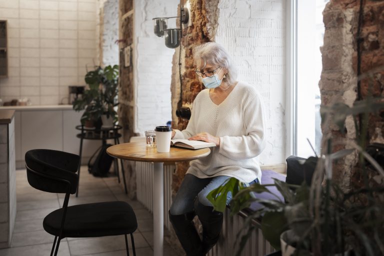 plein coup femme senior lisant a l interieur (1)